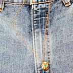Collier turquoise doré porté sur jean, médaillon sculptural fait main — collier artisanal Montesino Joaillerie